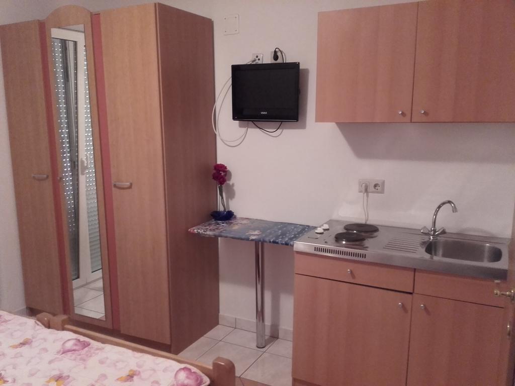 Angie Biograd Na Moru